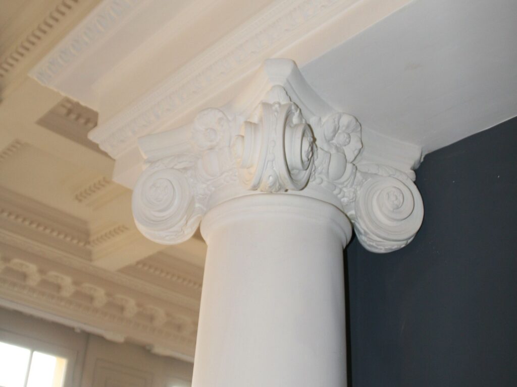 Une colonne décorative en plâtre pour sublimer votre décoration intérieure