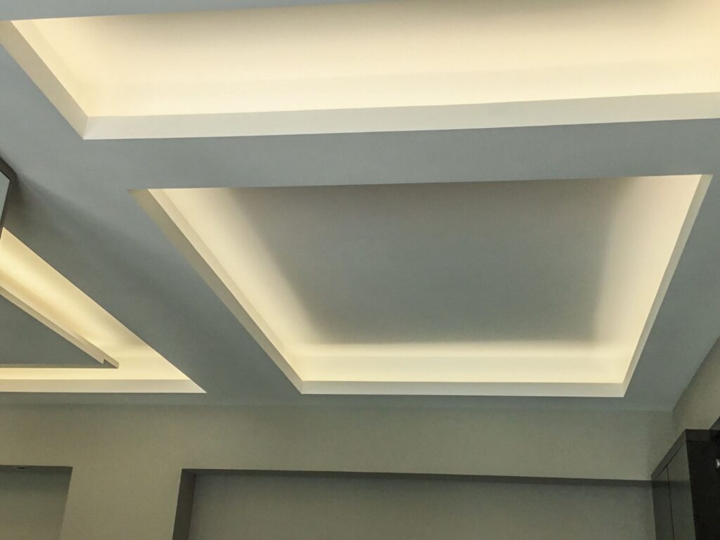 Soffite Plafond : Tout ce qu'il faut savoir pour sublimer l'intérieur