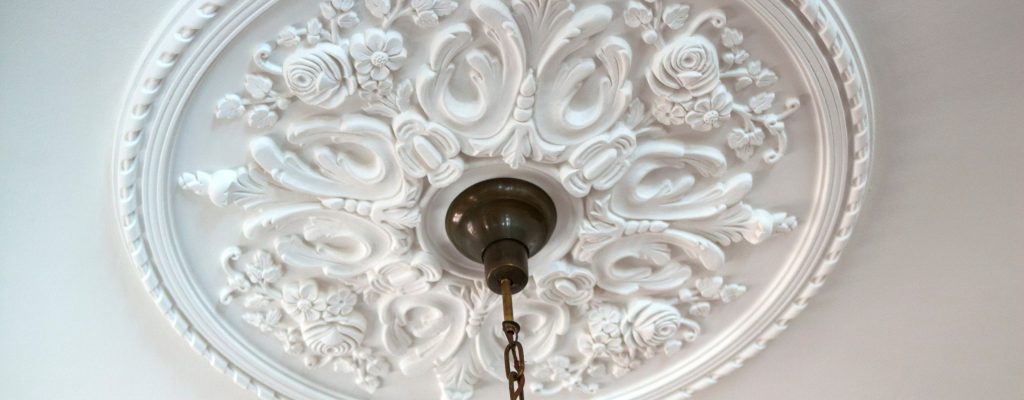 Rosace en plâtre au plafond : Guide complet pour une installation réussie